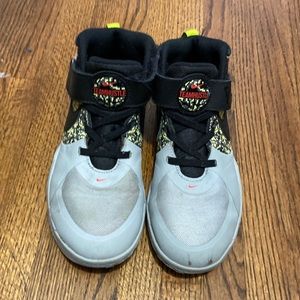 Nike Team Hustle basketball shoes. Sz 3
